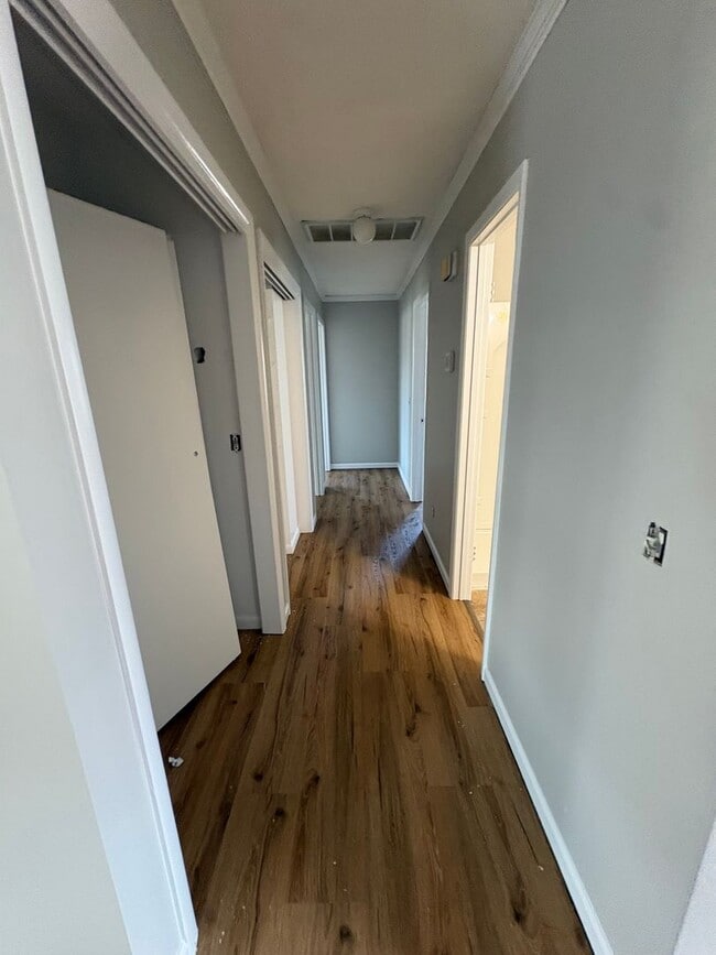 Building Photo - 1303 E Division St