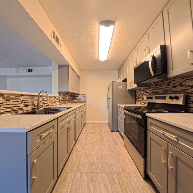 Building Photo - 2nd Level Specious One Bedroom Condo at Copper Sands!