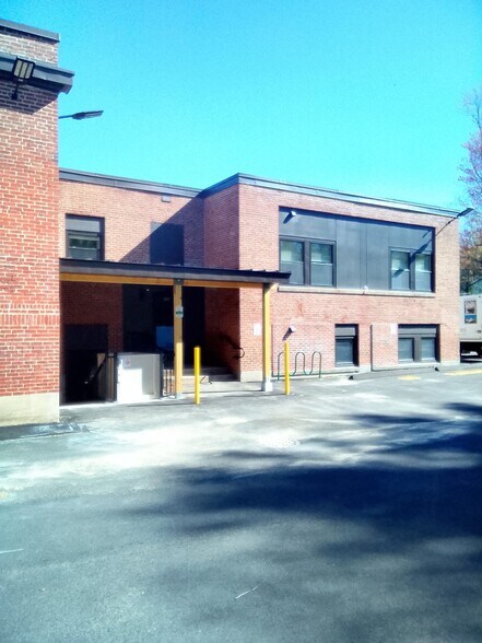 Building Photo - 245 Silver Lake St