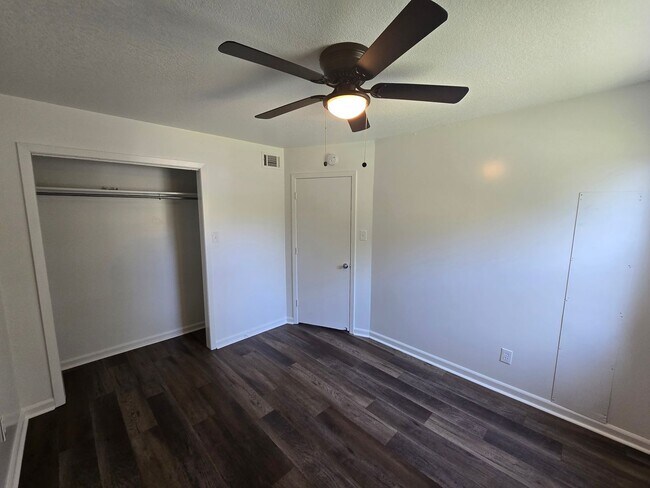 Building Photo - Newly Remodeled 2 Bed/1.5 Bath Apartment i...