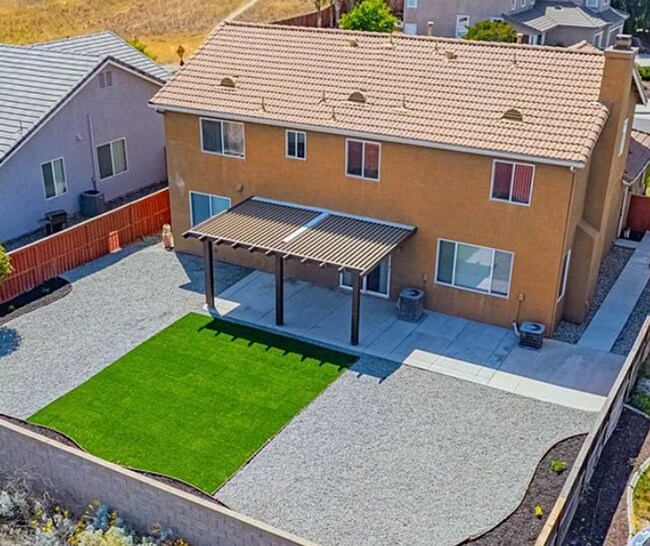 Building Photo - Gorgeous Four Bedroom Three Bathroom Home in Winchester