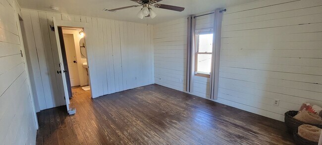 Building Photo - 2/1 Farmhouse in Smithville TX
