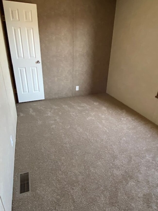 Building Photo - Nicely appointed 3bd/2ba Singlewide