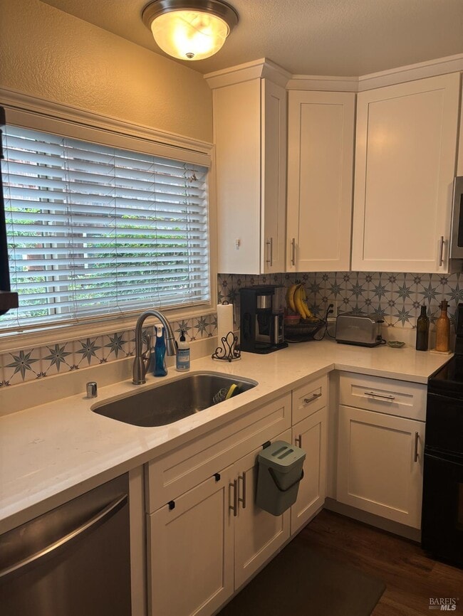 Building Photo - 1558 Parkway Dr