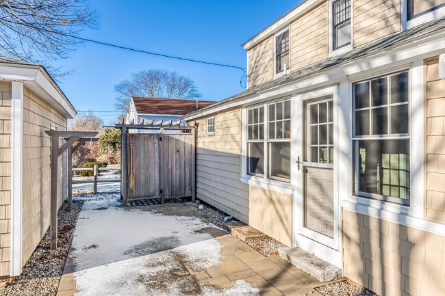 Building Photo - 121 Overshore Dr W