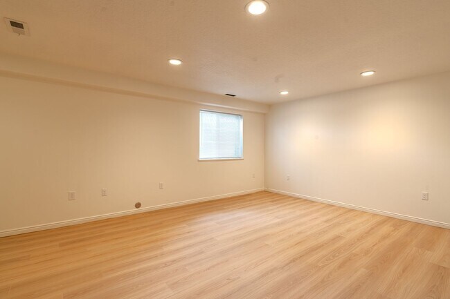 Building Photo - Beautiful Remodeled Home In Great Clinton Area