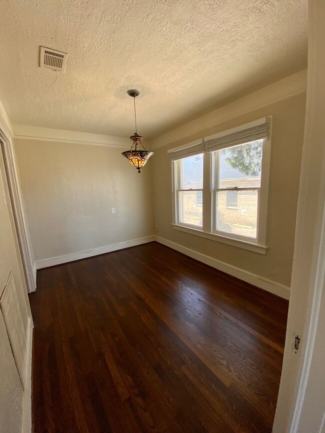 Building Photo - 2 bed/1 bath Upstairs Duplex with Private ...