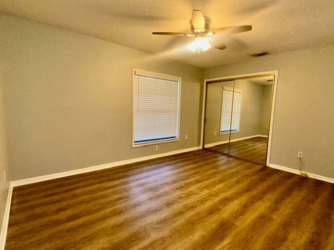 Building Photo - Cozy 2 Bedroom 2.5 Bath Two Story Condo