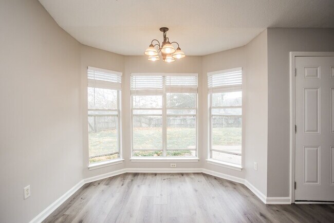 Building Photo - 7832 Sarah Ann Dr S