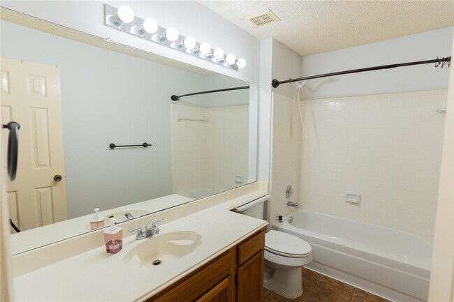 Building Photo - Spring Forest Drive, Pearland, TX 77584 - 3 BR 2 BA single-family home