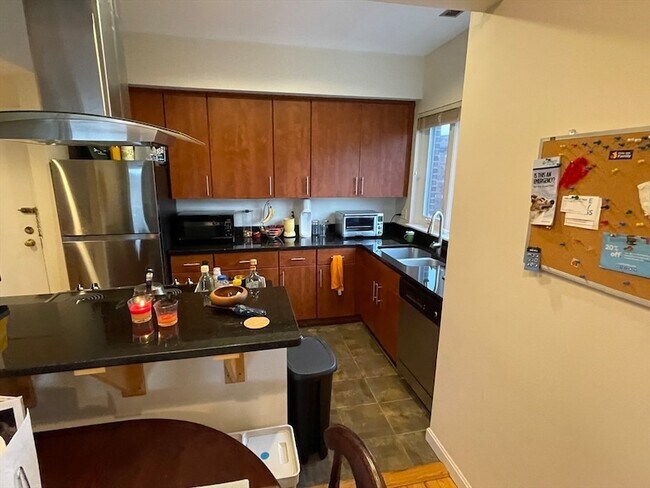 Building Photo - 110 Strathmore Rd