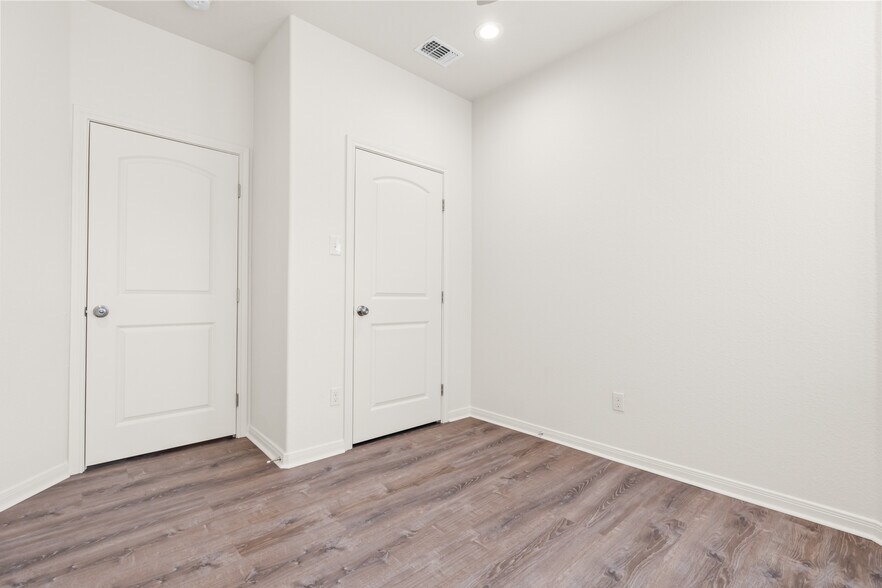 Building Photo - 525 E Spring Valley Rd