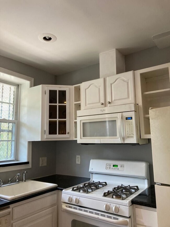 Building Photo - 2311 Lauretta Ave