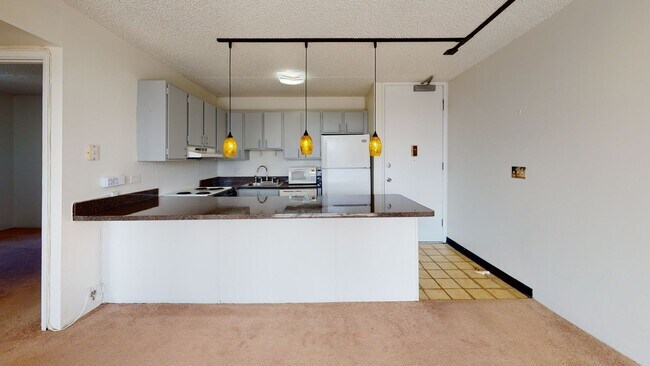 Building Photo - Waikiki, Pet Friendly. Central AC