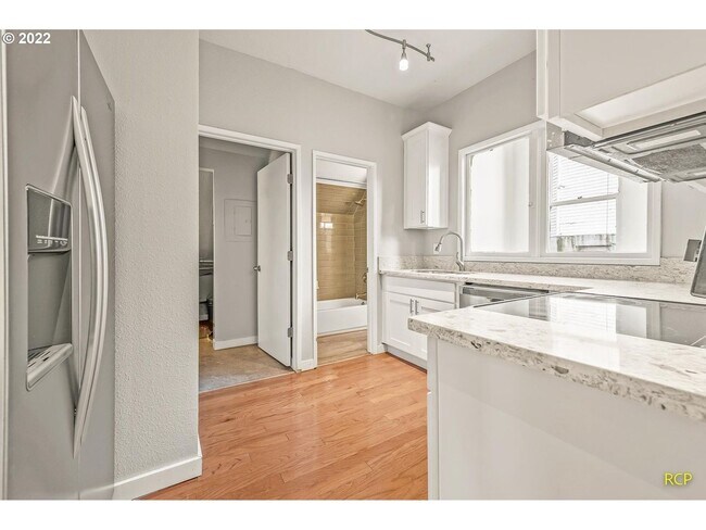 Building Photo - Victorian-style apartment available in the serene SW Hills