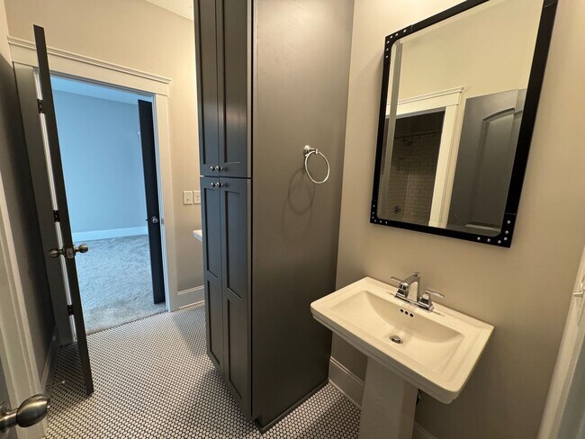 Building Photo - Available to Show