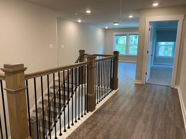 Building Photo - 5 bedrooms 3 bathroom Smart Home