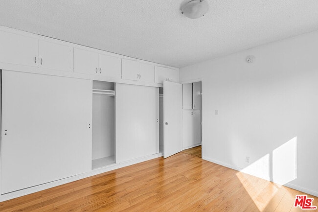 Building Photo - 1627 S Bundy Dr