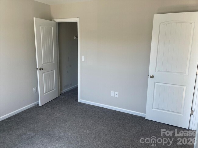 Building Photo - 2909 Old Field Rd