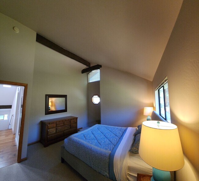 Building Photo - Furnished 3 bed 2.5 bath close to Poly.