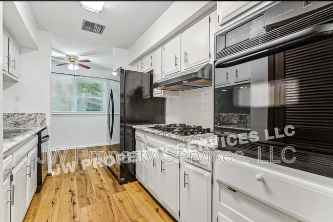 Building Photo - 2444 Somerset Dr