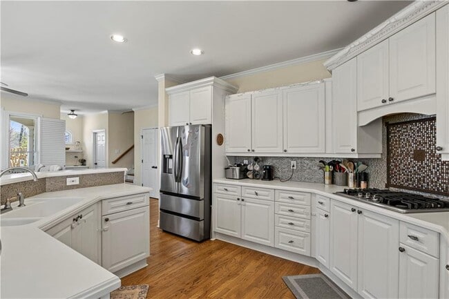 Building Photo - 5685 Lake Manor Trce