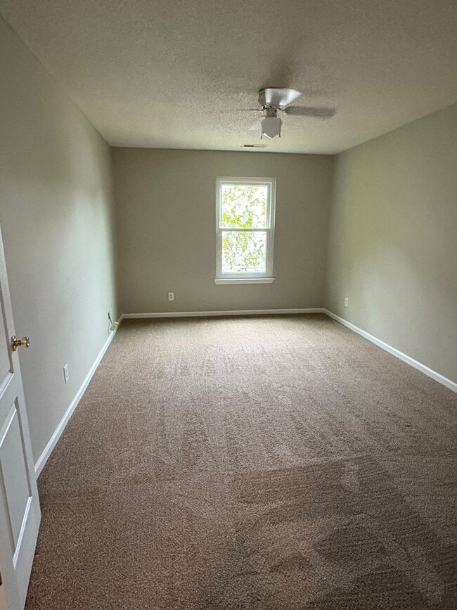 Building Photo - 223 Woodburne Ln