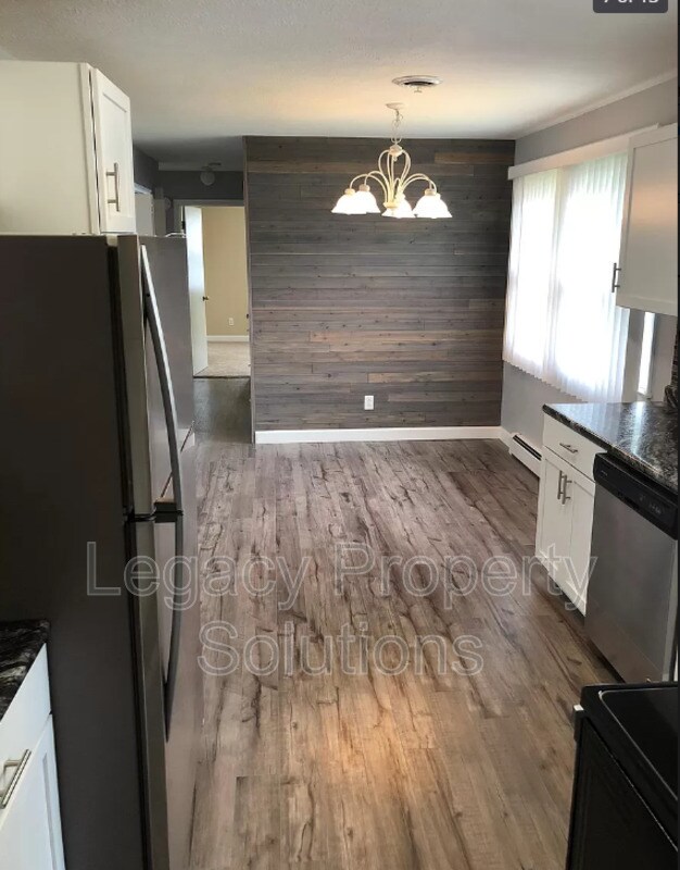 Building Photo - 808 W Sweet Ave