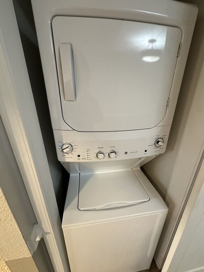 Building Photo - 3 Bedroom 2.5 Bathroom Condo!