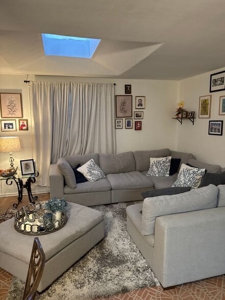 Building Photo - 919 Joann St