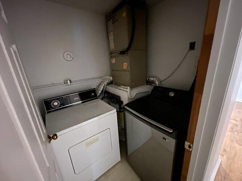 Building Photo - 4803 Foxwood Dr S