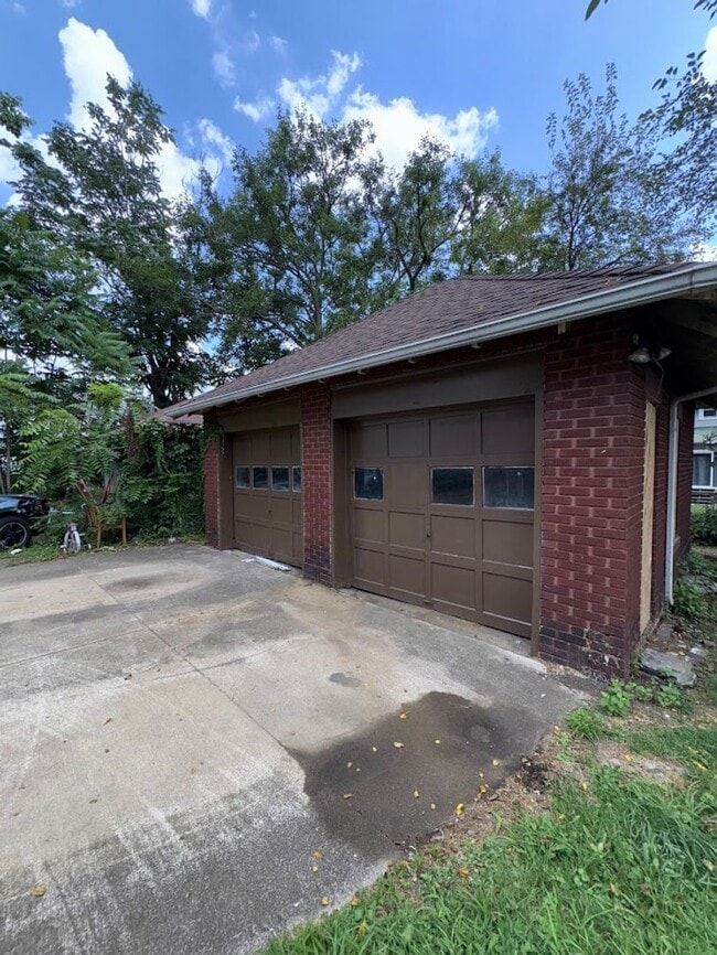 Building Photo - Four bedroom one bathroom home for rent