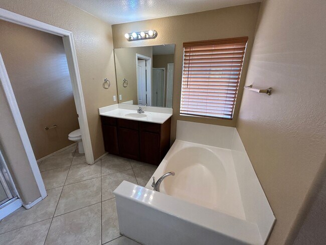Building Photo - ? Large 4Bdm 3Ba Avondale Home *NO* Carpet ?