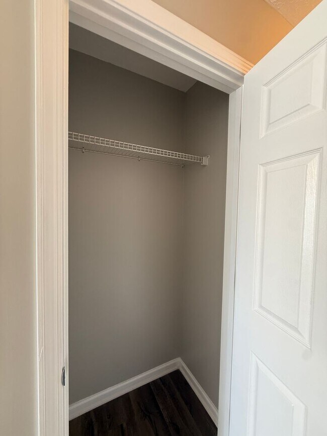 Building Photo - 3 Bedroom Available Now!