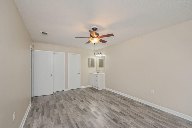 Building Photo - 713 Gibbs Ave