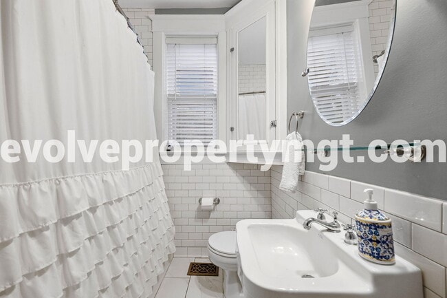 Building Photo - Charming 2 bedroom midtown unit.