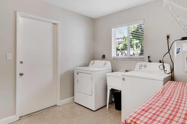 Building Photo - 1911 NE 27th St