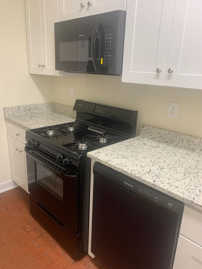 Building Photo - Renovated 3 Bedroom Townhouse! Off Street parking and Washer/Dryer!!