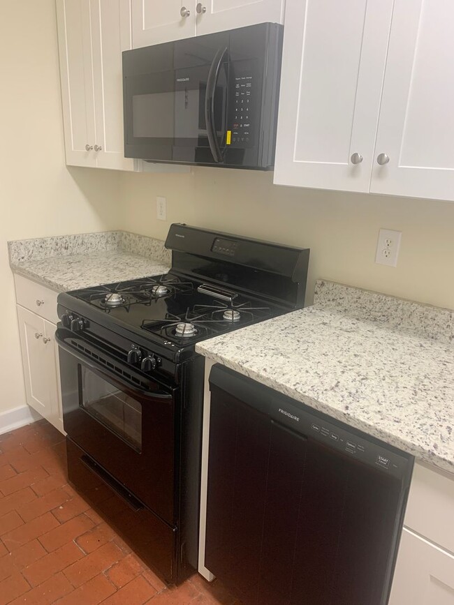 Building Photo - Renovated 4 Bedroom Townhouse! Off Street ...