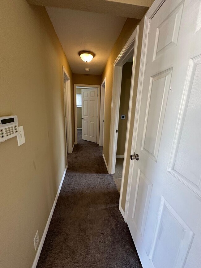 Building Photo - 4 bedroom 1 bath