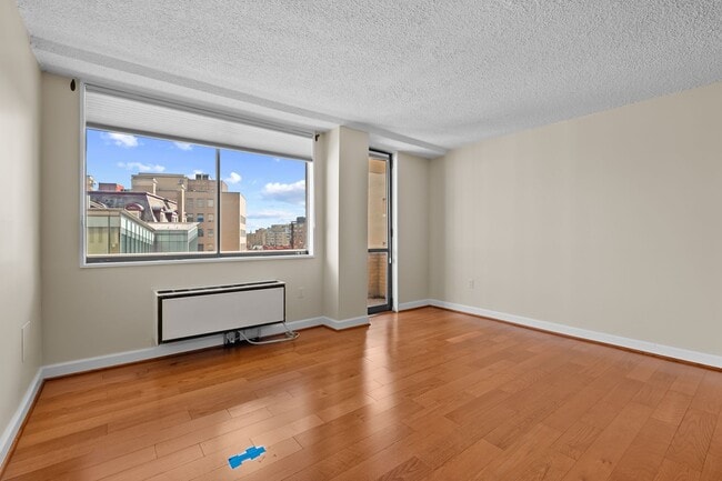 Building Photo - Spacious Renovated Dupont Circle Condo Walking Distance to Metro!