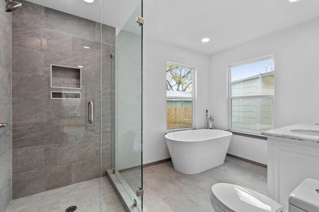 Building Photo - 905 N Lincoln St