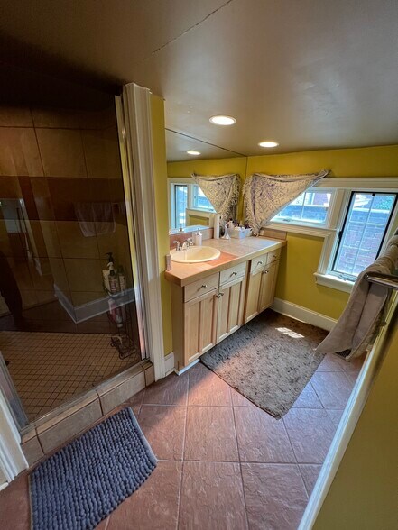 Bathroom 1 (3rd floor) - 1714 Sarah St
