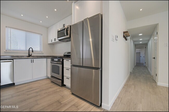 Building Photo - 8617 Darlina Dr