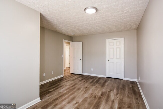 Building Photo - 593 Arrowhead Dr