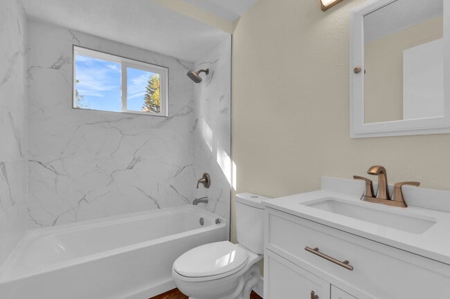 Building Photo - 4233 Mesa Dr