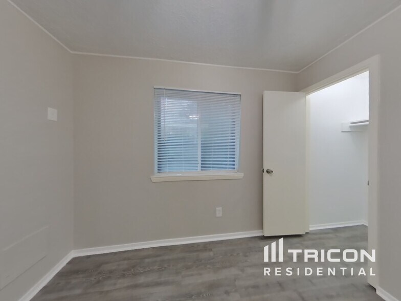 Building Photo - 120 WoodCrest Dr