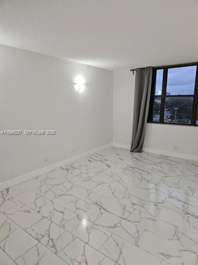 Building Photo - 1800 NE 114th St