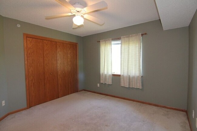 Building Photo - 2 Bedroom 1 Bath Condo in North Liberty!