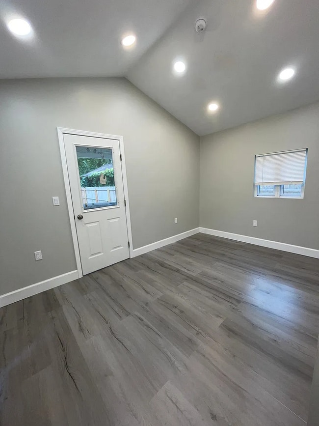 Building Photo - 46 Craig St